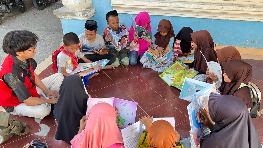 Mahasiswa KKN-T Literasi Unhas Ajak Anak Mengulas Buku di Rumah Baca Galeri Aksara