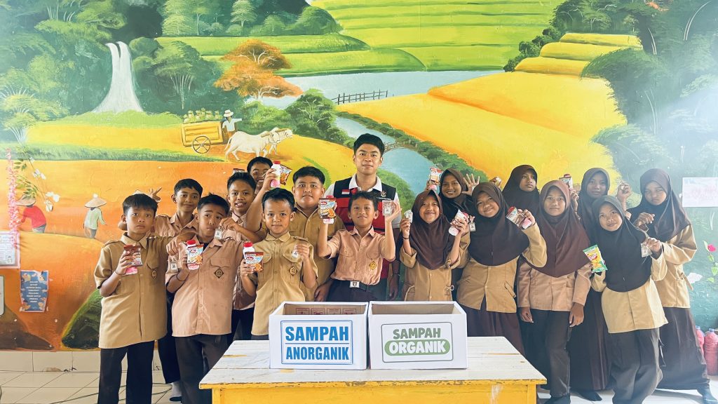 Mahasiswa KKN Unhas Edukasi Pemilahan Sampah Lewat Program “Pilah Pintar” di SD Negeri 12 Lindajang
