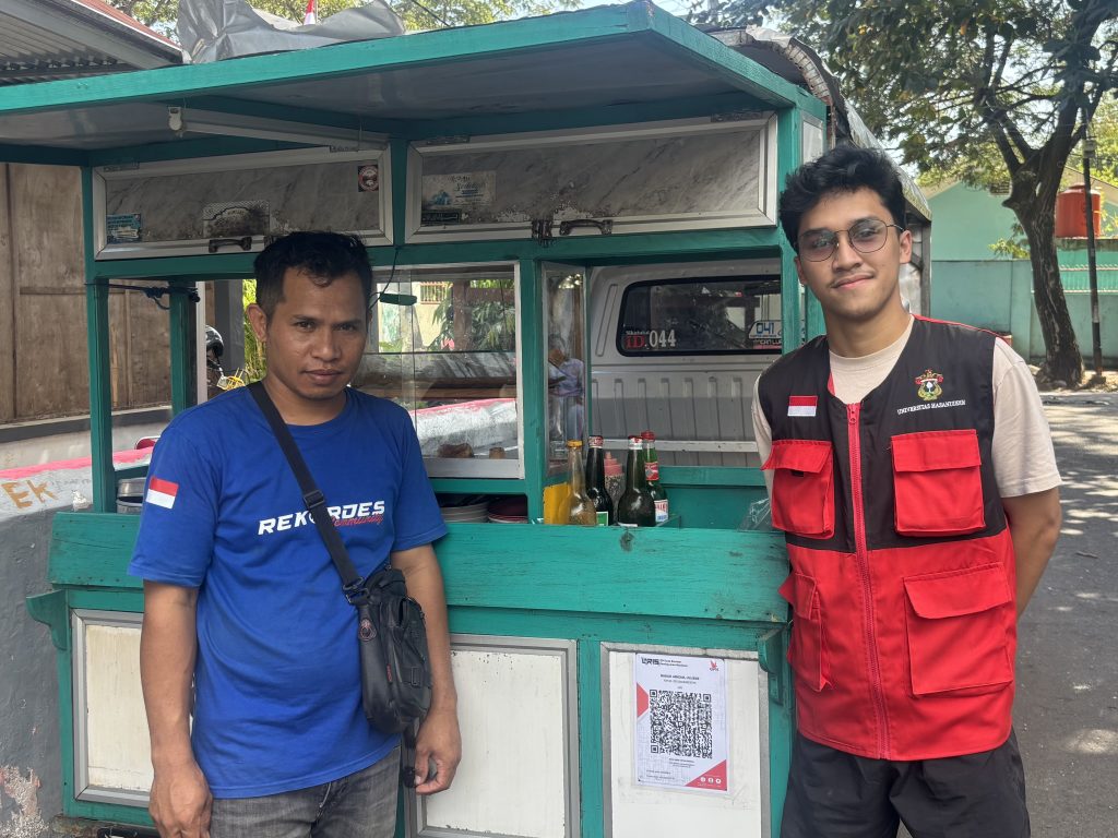 Mahasiswa KKN Unhas Kenalkan QRIS dan Bank Digital, Perkuat Pengelolaan Keuangan UMKM di Kelurahan Bonto Atu