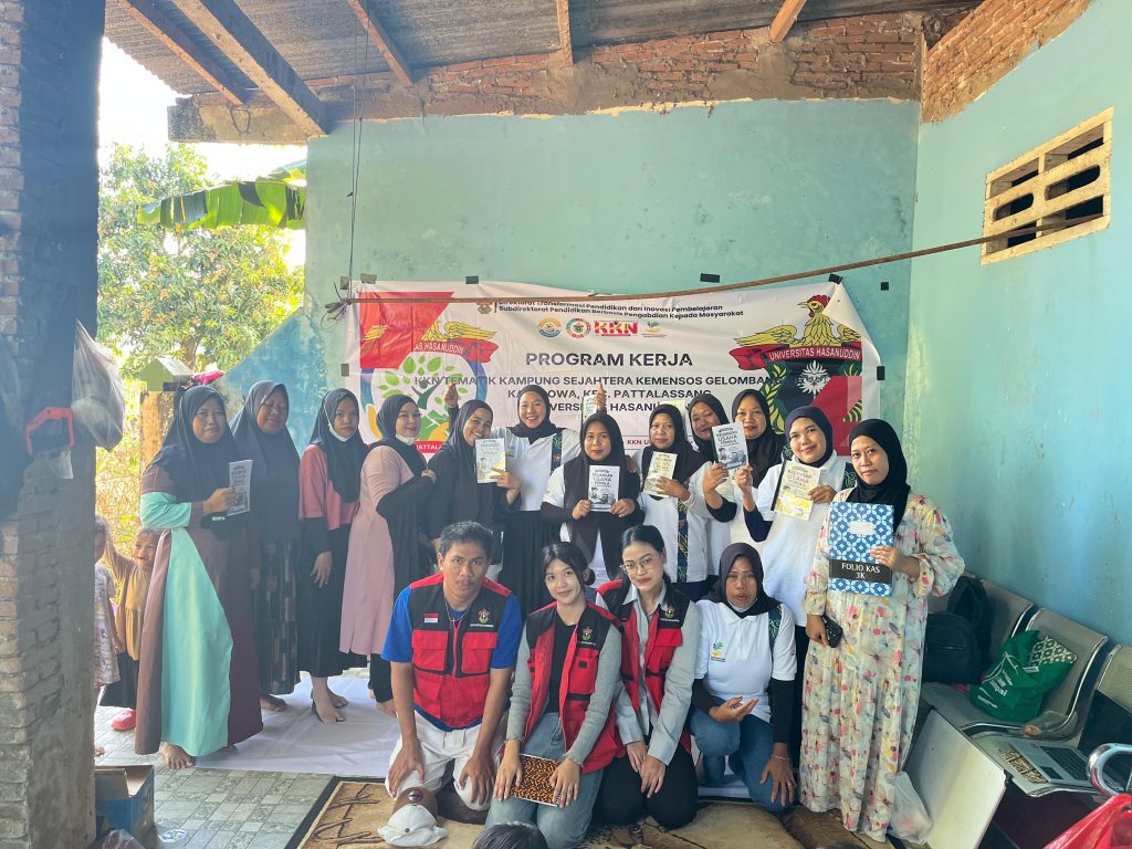 Mahasiswa KKN-T 116 Unhas Bekali KPM Pencatatan Keuangan Sederhana melalui Buku Saku Keuangan