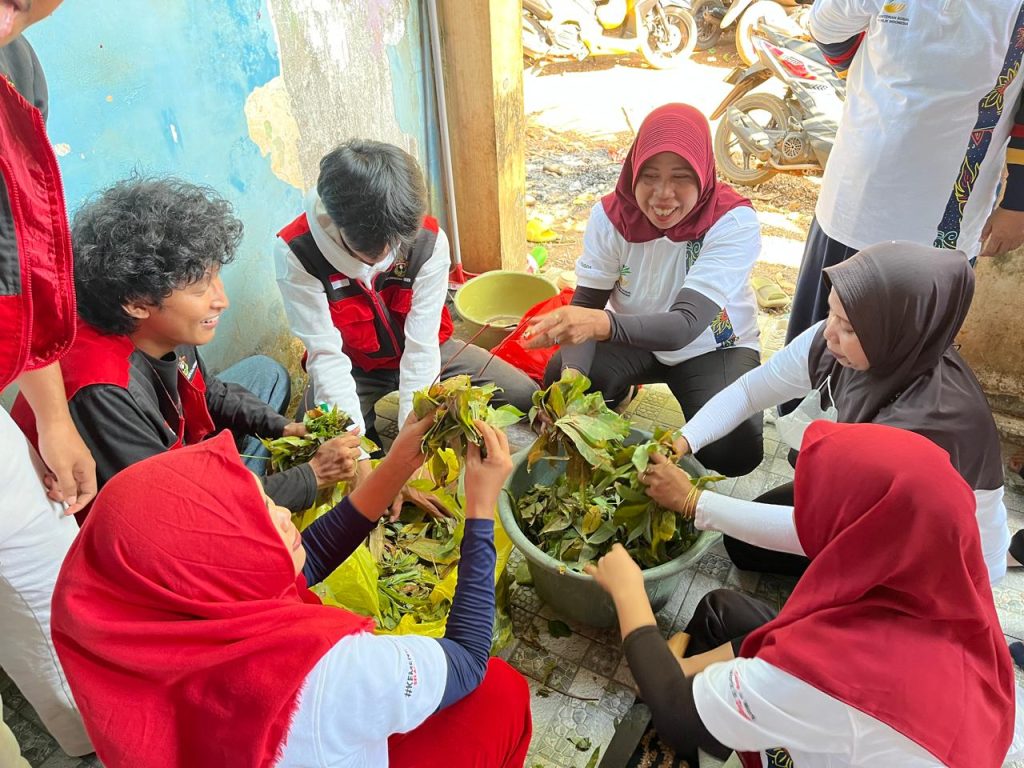 Mahasiswa KKN-T 116 Unhas Edukasi Pemanfaatan Kulit dan Daun Singkong Menjadi Kompos Organik
