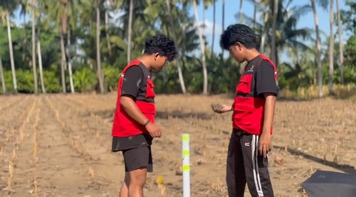 Tingkatkan Visibilitas Jalan pada Malam Hari, Mahasiswa KKN Unhas Hadirkan Reflektor Jalan di Desa Lompulle