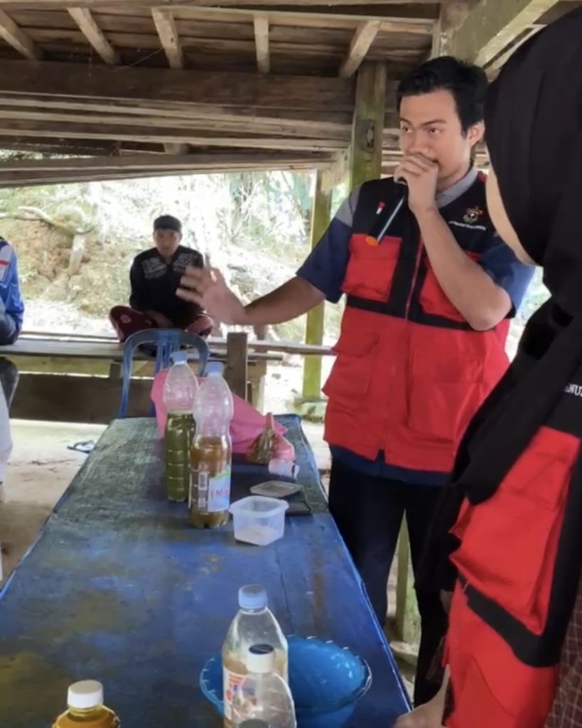 Mahasiswa KKN 116 Unhas Edukasi Masyarakat Leppangeng Pembuatan Probiotik untuk Pengkayaan Pakan Ikan