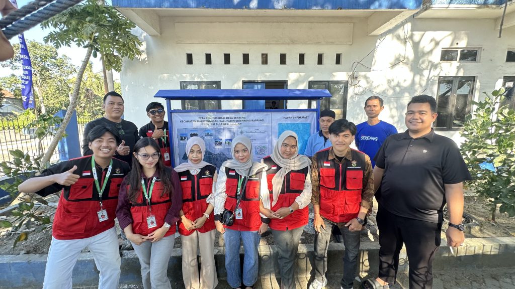 Mahasiswa KKN Unhas Hadirkan Peta Administrasi dan Papan Informasi Desa Sereang