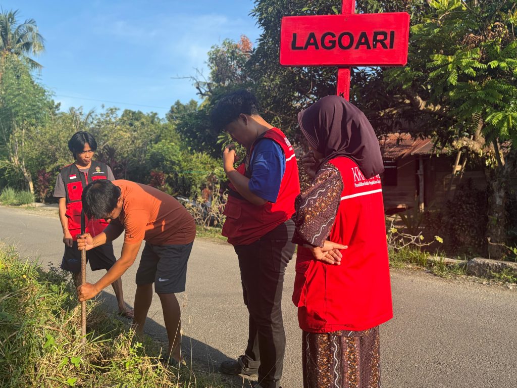 Mahasiswa KKN Unhas Bangun Papan Batas Dusun untuk Perkuat Identitas Wilayah Desa Cimpu