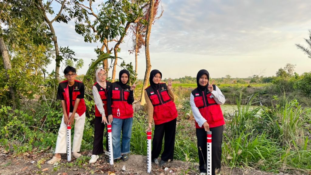 Mahasiswa KKN-T Unhas Pasang Reflektor Jalan untuk Tingkatkan Keselamatan Warga Desa Lasiwala