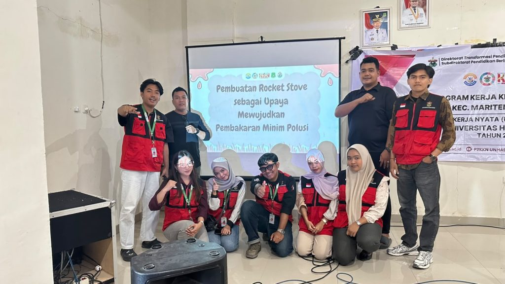 WhatsApp-Image-2026-08-12-at-09.30.08-1024x576 Mahasiswa KKN Unhas Kenalkan Rocket Stove sebagai Alternatif Pembakaran Minim Polusi di Desa Sereang