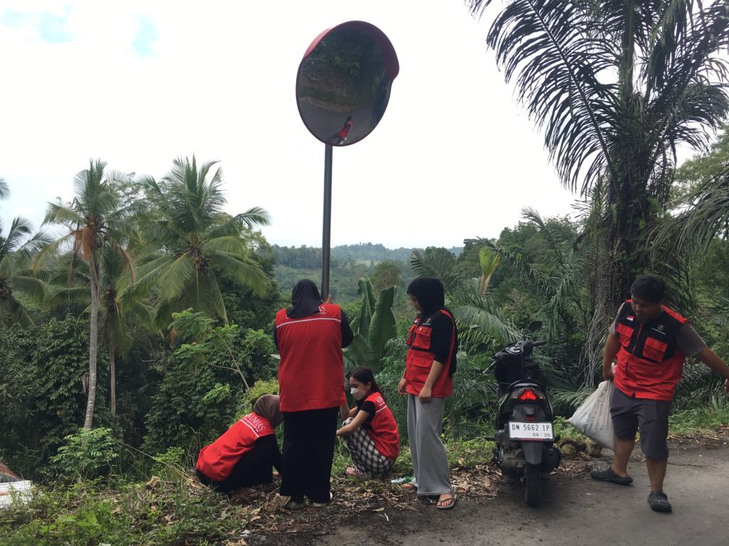 Mahasiswa KKN Unhas Tingkatkan Keselamatan Pengguna Jalan melalui Pemasangan Cermin Cembung di Desa Lamatti Riawang