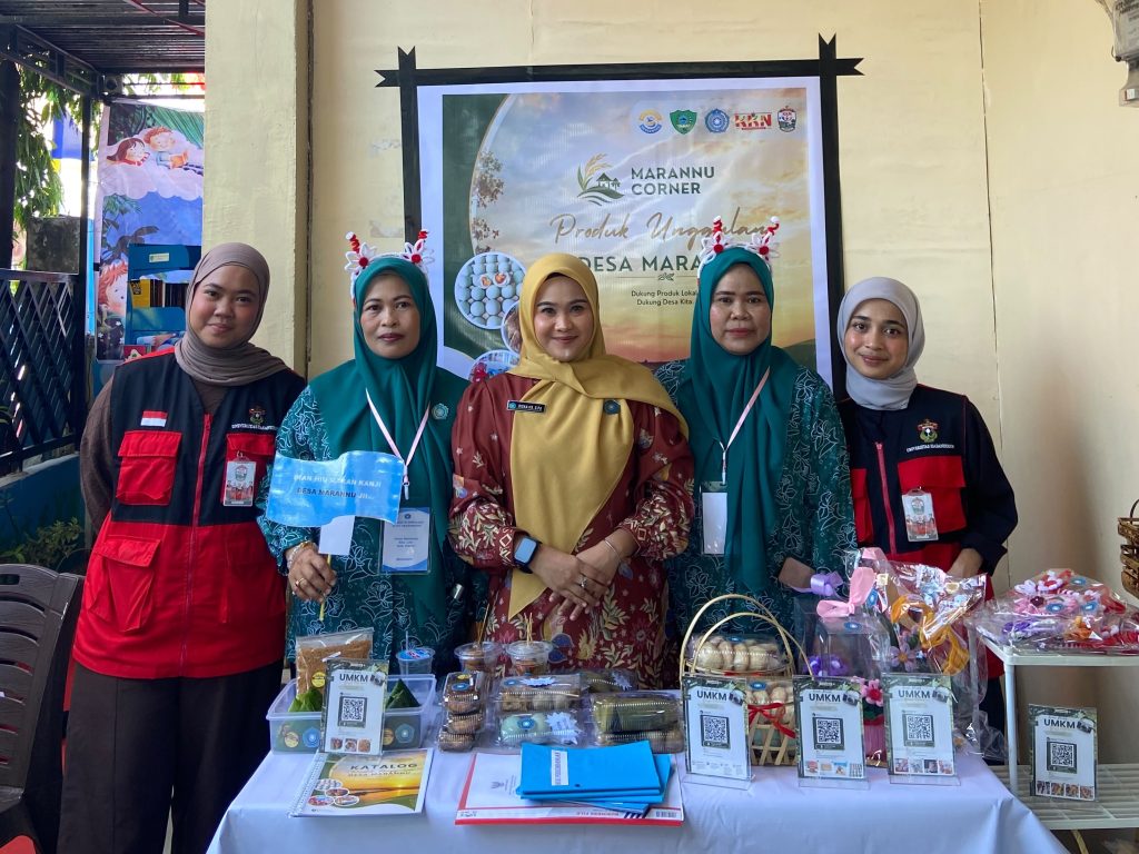 Mahasiswa KKN-T Unhas Kembangkan Kemasan dan Branding Produk Olahan Ikan Bandeng di Desa Marannu