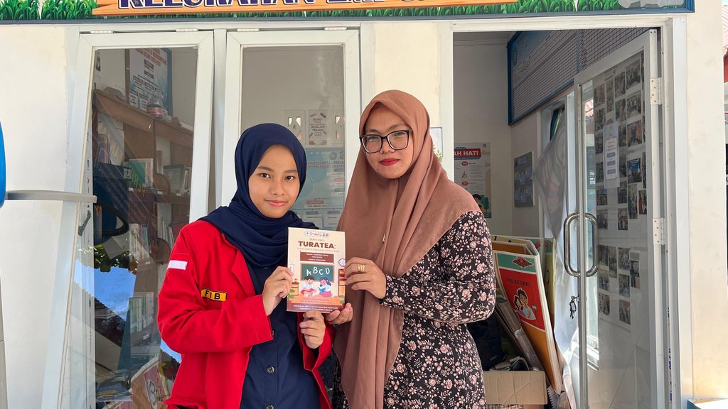Mahasiswa KKN-T Literasi Unhas Hilirisasi Buku Saku Program Turatea di Jeneponto