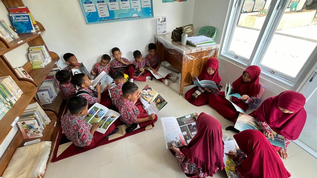 Perkuat Layanan Literasi, Mahasiswa KKN-T Unhas Kelola Perpustakaan Empoang Gembira