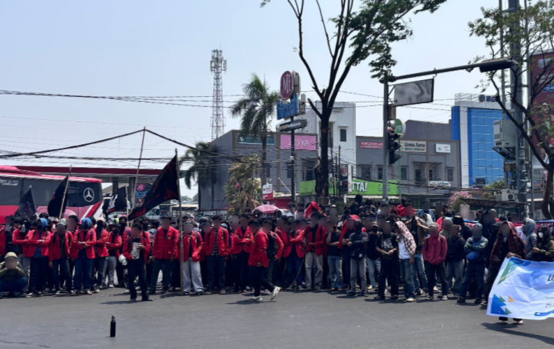 Red Card 2 Tahun Prabowo-Gibran: Mahasiswa Unhas Sampaikan Sembilan Tuntutan