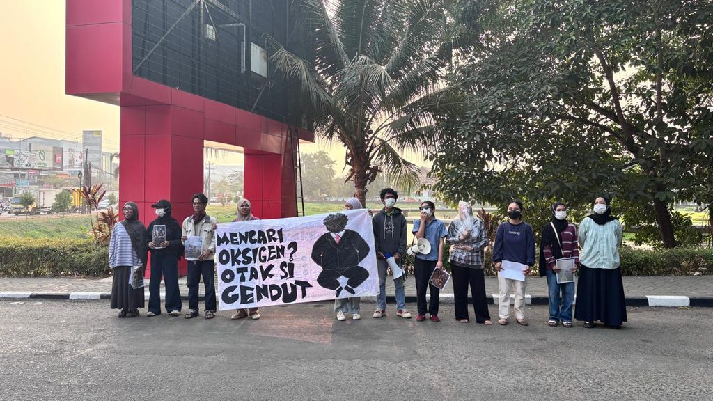 Gaungkan Isu Karhutla, UKM Teater Unhas Serukan Kepedulian Lewat Teatrikal Jalanan