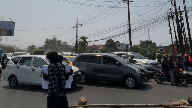 Aksi Demonstrasi Mahasiswa Unhas Picu Kemacetan di Jalan Perintis Kemerdekaan